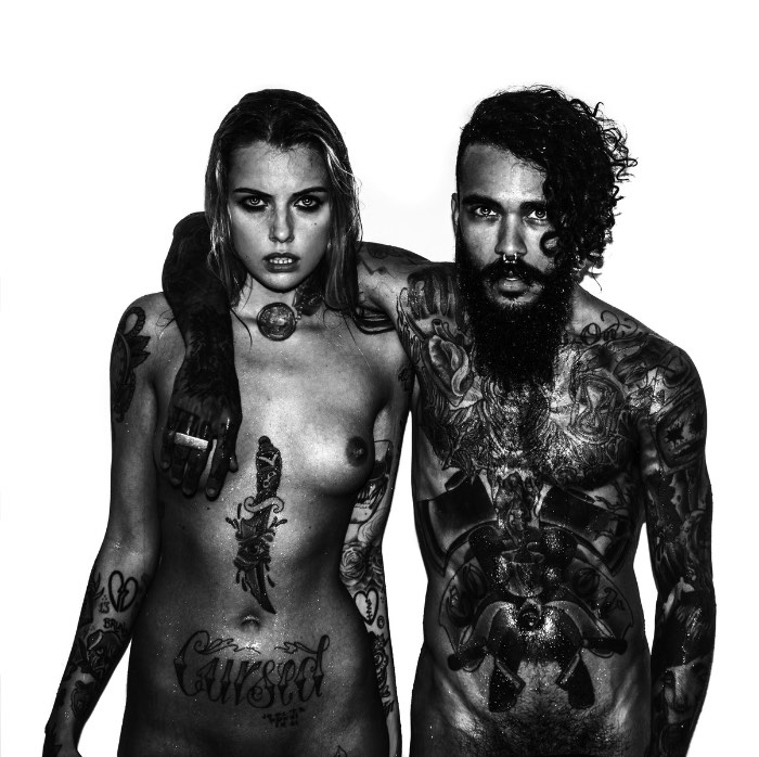 Não tem como olhar para as fotos de Haris Nukem sem concluir que elas são a epítome do que é legal e foda no mundo de hoje. As fotografias que você vê em seu portfólio não são aquelas fotos que você vê em revistas de moda, com modelos arrumadas meticulosamente. Aqui, as modelos do fotógrafo estão semi nus, deitados em banheiras ou interagindo com outros modelos da forma mais sensual possível.