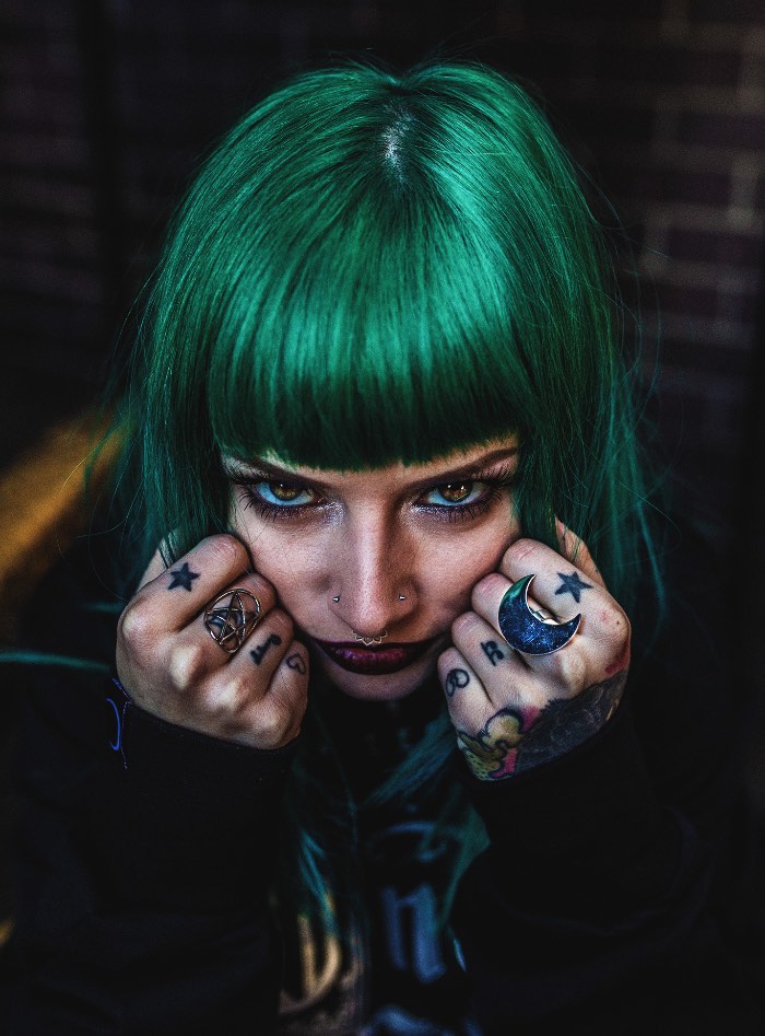 Não tem como olhar para as fotos de Haris Nukem sem concluir que elas são a epítome do que é legal e foda no mundo de hoje. As fotografias que você vê em seu portfólio não são aquelas fotos que você vê em revistas de moda, com modelos arrumadas meticulosamente. Aqui, as modelos do fotógrafo estão semi nus, deitados em banheiras ou interagindo com outros modelos da forma mais sensual possível.
