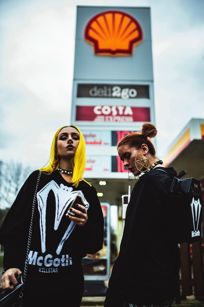 Não tem como olhar para as fotos de Haris Nukem sem concluir que elas são a epítome do que é legal e foda no mundo de hoje. As fotografias que você vê em seu portfólio não são aquelas fotos que você vê em revistas de moda, com modelos arrumadas meticulosamente. Aqui, as modelos do fotógrafo estão semi nus, deitados em banheiras ou interagindo com outros modelos da forma mais sensual possível.