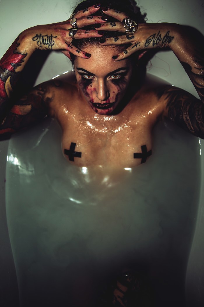 Não tem como olhar para as fotos de Haris Nukem sem concluir que elas são a epítome do que é legal e foda no mundo de hoje. As fotografias que você vê em seu portfólio não são aquelas fotos que você vê em revistas de moda, com modelos arrumadas meticulosamente. Aqui, as modelos do fotógrafo estão semi nus, deitados em banheiras ou interagindo com outros modelos da forma mais sensual possível.