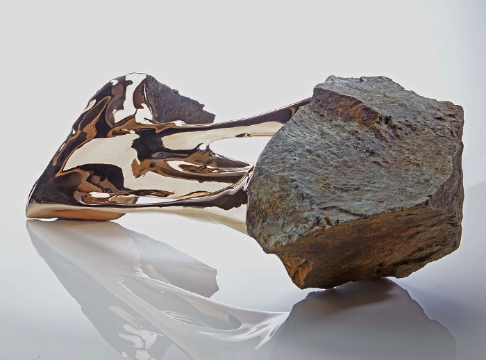 Romain Langlois é um artista contemporâneo auto-didata baseado em La Côte Martin, na França. É de lá que ele trabalha com esculturas que manipulam os elementos naturais. Esculturas essas que usam do bronze para questionar e alterar a percepção que temos da vida, da morte e do mundo ao nosso redor. O artista usado de métodos complexos para controlar a petrificação rápida e a cristalização de madeira e outros materiais e é assim que ele acaba alterando a forma com a qual vemos as coisas. 