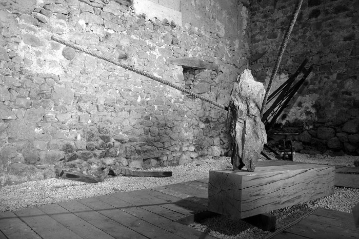 Romain Langlois é um artista contemporâneo auto-didata baseado em La Côte Martin, na França. É de lá que ele trabalha com esculturas que manipulam os elementos naturais. Esculturas essas que usam do bronze para questionar e alterar a percepção que temos da vida, da morte e do mundo ao nosso redor. O artista usado de métodos complexos para controlar a petrificação rápida e a cristalização de madeira e outros materiais e é assim que ele acaba alterando a forma com a qual vemos as coisas. 