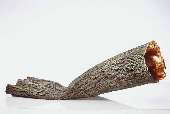 Romain Langlois é um artista contemporâneo auto-didata baseado em La Côte Martin, na França. É de lá que ele trabalha com esculturas que manipulam os elementos naturais. Esculturas essas que usam do bronze para questionar e alterar a percepção que temos da vida, da morte e do mundo ao nosso redor. O artista usado de métodos complexos para controlar a petrificação rápida e a cristalização de madeira e outros materiais e é assim que ele acaba alterando a forma com a qual vemos as coisas. 