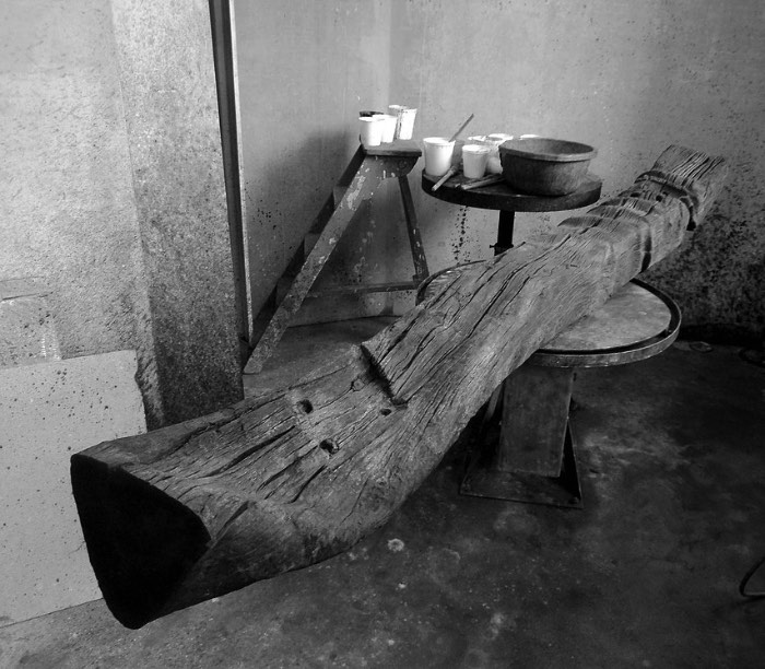 Romain Langlois é um artista contemporâneo auto-didata baseado em La Côte Martin, na França. É de lá que ele trabalha com esculturas que manipulam os elementos naturais. Esculturas essas que usam do bronze para questionar e alterar a percepção que temos da vida, da morte e do mundo ao nosso redor. O artista usado de métodos complexos para controlar a petrificação rápida e a cristalização de madeira e outros materiais e é assim que ele acaba alterando a forma com a qual vemos as coisas. 
