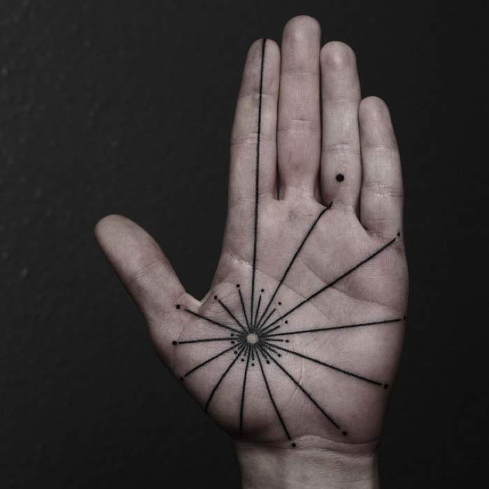 Okan Uckun é um artista que chamou minha atenção pelo seu trabalho com tatuagens minimalistas e feitas apenas com linhas. É na Turquia, um país que proíbe tatuagens e piercings em escolas, que o artista trabalha criando as imagens abaixo que selecionei no seu portfólio.