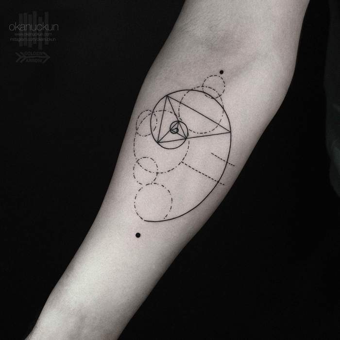 Okan Uckun é um artista que chamou minha atenção pelo seu trabalho com tatuagens minimalistas e feitas apenas com linhas. É na Turquia, um país que proíbe tatuagens e piercings em escolas, que o artista trabalha criando as imagens abaixo que selecionei no seu portfólio.