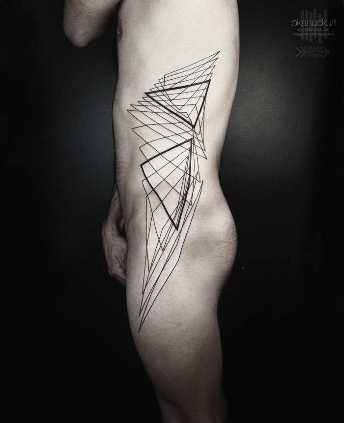 Okan Uckun é um artista que chamou minha atenção pelo seu trabalho com tatuagens minimalistas e feitas apenas com linhas. É na Turquia, um país que proíbe tatuagens e piercings em escolas, que o artista trabalha criando as imagens abaixo que selecionei no seu portfólio.