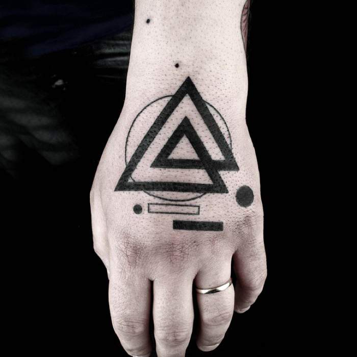 Okan Uckun é um artista que chamou minha atenção pelo seu trabalho com tatuagens minimalistas e feitas apenas com linhas. É na Turquia, um país que proíbe tatuagens e piercings em escolas, que o artista trabalha criando as imagens abaixo que selecionei no seu portfólio.