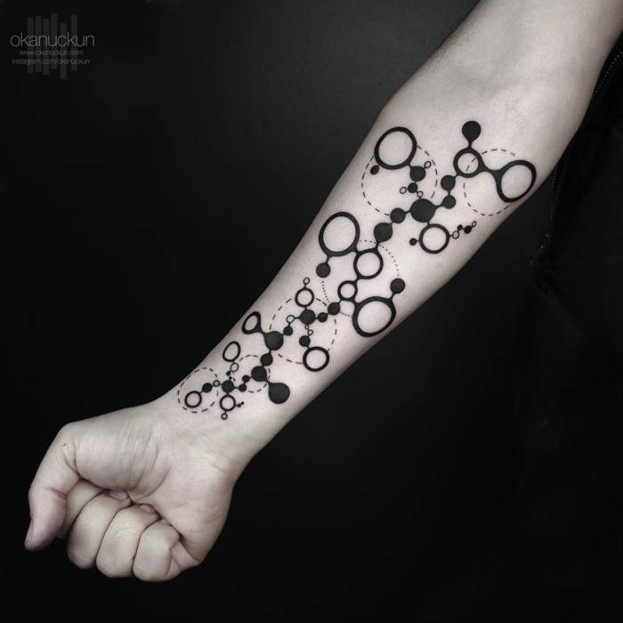 Okan Uckun é um artista que chamou minha atenção pelo seu trabalho com tatuagens minimalistas e feitas apenas com linhas. É na Turquia, um país que proíbe tatuagens e piercings em escolas, que o artista trabalha criando as imagens abaixo que selecionei no seu portfólio.