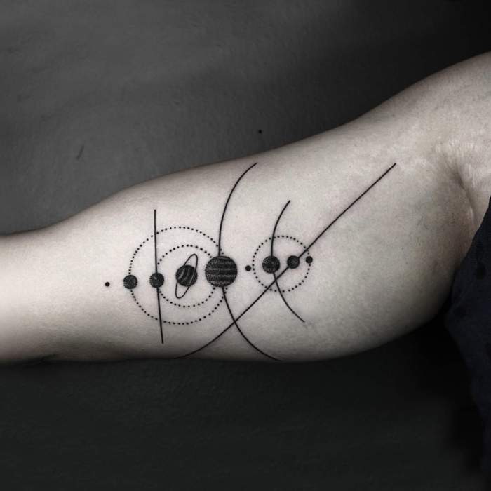 Okan Uckun é um artista que chamou minha atenção pelo seu trabalho com tatuagens minimalistas e feitas apenas com linhas. É na Turquia, um país que proíbe tatuagens e piercings em escolas, que o artista trabalha criando as imagens abaixo que selecionei no seu portfólio.