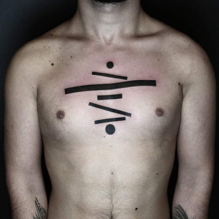 Okan Uckun é um artista que chamou minha atenção pelo seu trabalho com tatuagens minimalistas e feitas apenas com linhas. É na Turquia, um país que proíbe tatuagens e piercings em escolas, que o artista trabalha criando as imagens abaixo que selecionei no seu portfólio.