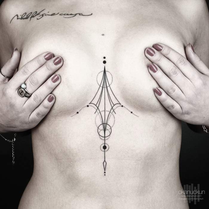 Okan Uckun é um artista que chamou minha atenção pelo seu trabalho com tatuagens minimalistas e feitas apenas com linhas. É na Turquia, um país que proíbe tatuagens e piercings em escolas, que o artista trabalha criando as imagens abaixo que selecionei no seu portfólio.