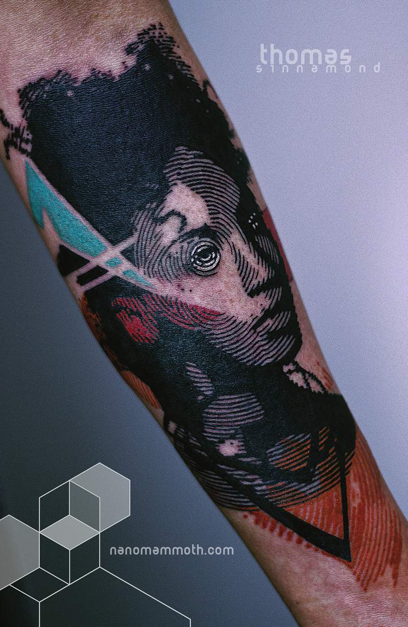 Sempre estou interessado em tatuagens que superam o que uma tatuagem deve ser e acabam as transformando em algo diferente. Foi isso que eu pensei quando me deparei com o instagram do Thomas Sinnamond. Seu trabalho de tatuagem parece ser focado no que essa arte poderá ser e não no que ela deve ser e eu gostei muito do que vi por lá. Tanto que sai pesquisando e tive que escrever esse artigo aqui para compartilhar com vocês o que Thomas Sinnamond faz.