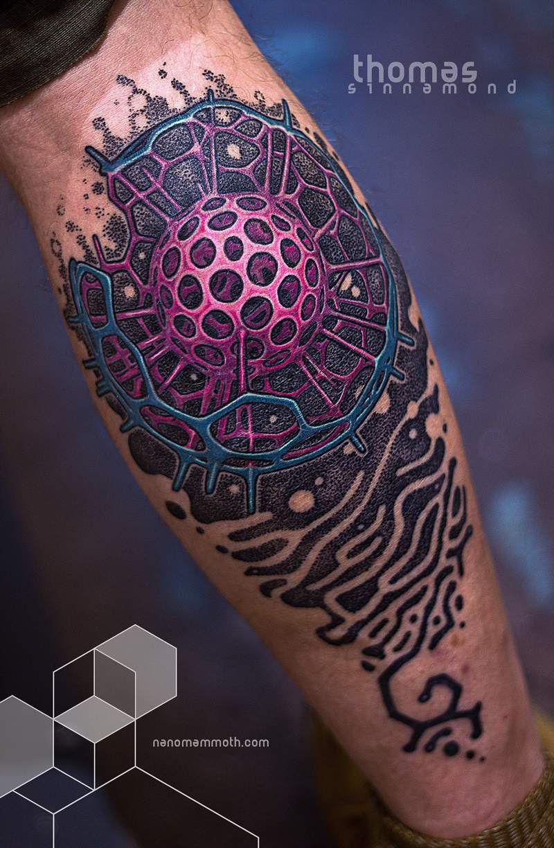 Sempre estou interessado em tatuagens que superam o que uma tatuagem deve ser e acabam as transformando em algo diferente. Foi isso que eu pensei quando me deparei com o instagram do Thomas Sinnamond. Seu trabalho de tatuagem parece ser focado no que essa arte poderá ser e não no que ela deve ser e eu gostei muito do que vi por lá. Tanto que sai pesquisando e tive que escrever esse artigo aqui para compartilhar com vocês o que Thomas Sinnamond faz.