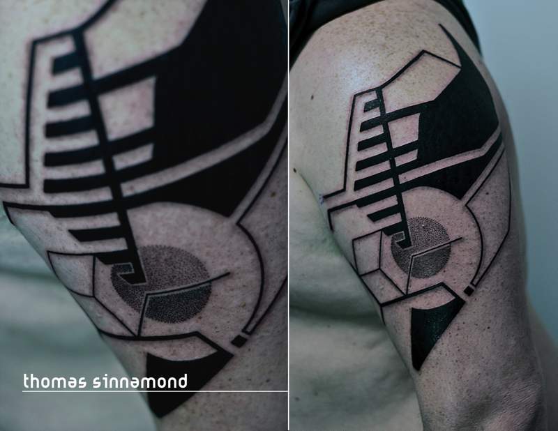 Sempre estou interessado em tatuagens que superam o que uma tatuagem deve ser e acabam as transformando em algo diferente. Foi isso que eu pensei quando me deparei com o instagram do Thomas Sinnamond. Seu trabalho de tatuagem parece ser focado no que essa arte poderá ser e não no que ela deve ser e eu gostei muito do que vi por lá. Tanto que sai pesquisando e tive que escrever esse artigo aqui para compartilhar com vocês o que Thomas Sinnamond faz.