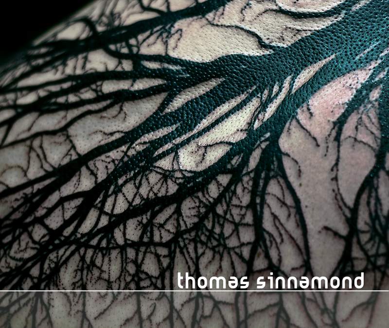 Sempre estou interessado em tatuagens que superam o que uma tatuagem deve ser e acabam as transformando em algo diferente. Foi isso que eu pensei quando me deparei com o instagram do Thomas Sinnamond. Seu trabalho de tatuagem parece ser focado no que essa arte poderá ser e não no que ela deve ser e eu gostei muito do que vi por lá. Tanto que sai pesquisando e tive que escrever esse artigo aqui para compartilhar com vocês o que Thomas Sinnamond faz.