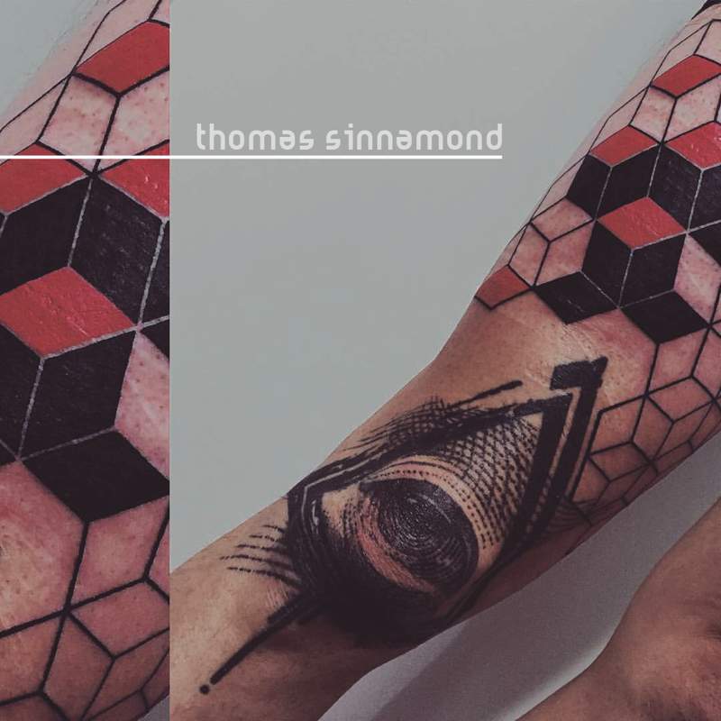 Sempre estou interessado em tatuagens que superam o que uma tatuagem deve ser e acabam as transformando em algo diferente. Foi isso que eu pensei quando me deparei com o instagram do Thomas Sinnamond. Seu trabalho de tatuagem parece ser focado no que essa arte poderá ser e não no que ela deve ser e eu gostei muito do que vi por lá. Tanto que sai pesquisando e tive que escrever esse artigo aqui para compartilhar com vocês o que Thomas Sinnamond faz.
