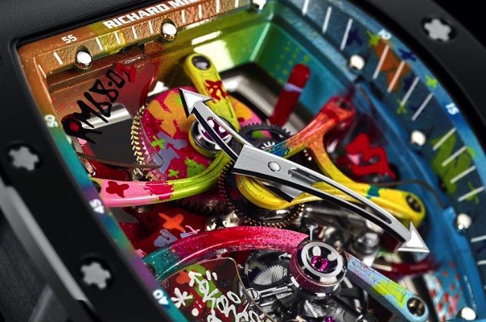 Cyril Phan, conhecido no mundo da arte de rua como Kongo, é o artista convidado pela empresa de relógios Richard Mille para criar todo o visual do RM 68-01 Tourbillion. O artista trabalhou próximo de toda a equipe de desenvolvimento e pesquisa pra desenvolver a forma assimétrica do relógio que acaba dando um visual ainda mais interessante para o produto final.
