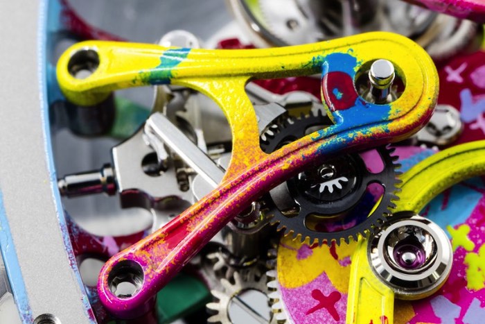 Cyril Phan, conhecido no mundo da arte de rua como Kongo, é o artista convidado pela empresa de relógios Richard Mille para criar todo o visual do RM 68-01 Tourbillion. O artista trabalhou próximo de toda a equipe de desenvolvimento e pesquisa pra desenvolver a forma assimétrica do relógio que acaba dando um visual ainda mais interessante para o produto final.