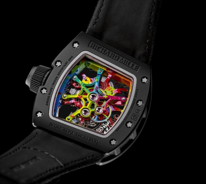 Cyril Phan, conhecido no mundo da arte de rua como Kongo, é o artista convidado pela empresa de relógios Richard Mille para criar todo o visual do RM 68-01 Tourbillion. O artista trabalhou próximo de toda a equipe de desenvolvimento e pesquisa pra desenvolver a forma assimétrica do relógio que acaba dando um visual ainda mais interessante para o produto final.