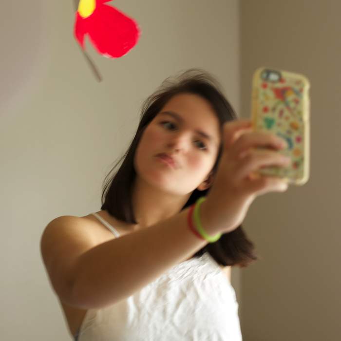 O que eu acho interessante na forma com a qual Alex Westfall fotografa, é como ela consegue capturar o mundo de um jeito que mistura a realidade e a fantasia. Ela não faz isso sem pensar, afirmando que ela procura misturar verdade e ilusão com propósito. Acredito que ela faz isso muito bem ao retratar momentos quase oníricos onde ela quer que você pense mais de uma vez se tudo aquilo que está acontecendo ao seu redor é real de fato.