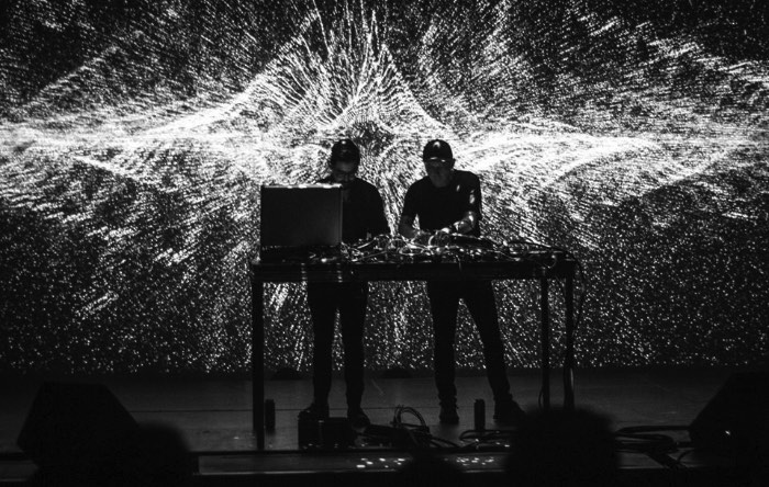 Mutek é um festival internacional de música eletrônica e arte digital que acontece anualmente em Montreal entre o final de Maio e o início de Junho. Para a sua 17º edição, o pessoal da Nouvelle Administration foi responsável por criar uma nova identidade visual que pudesse ser representada em todos materiais criados para a divulgação do evento.