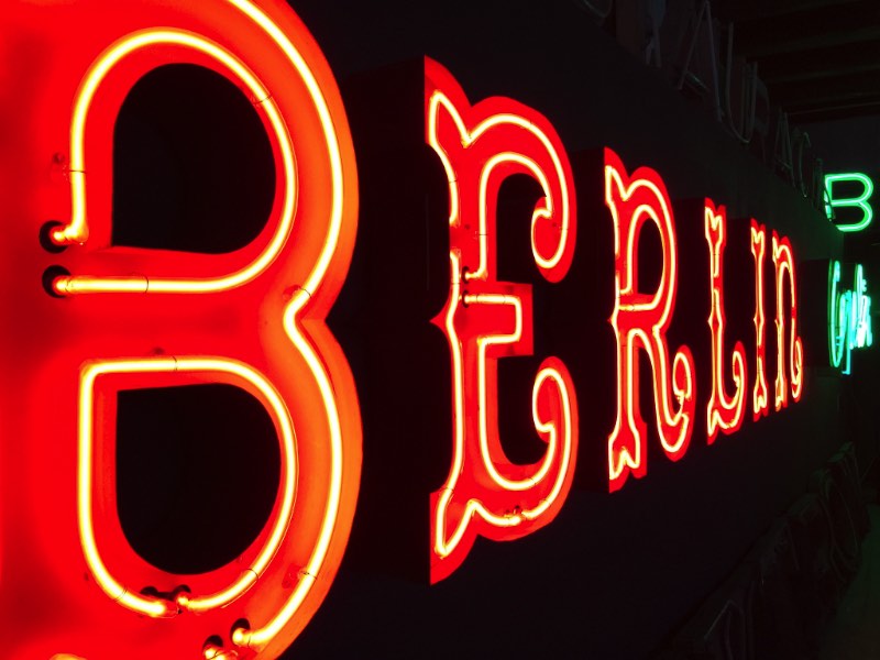 Neon Museum é o nome oficial desse museu dedicado a preservação e documentação do neon que existia pelas ruas da Polônia durante os anos do comunismo e da Guerra Fria. E, você vê que eles estão fazendo isso muito bem quando anda pelos corredores do museum do neon e aprende sobre onde essas sinalizações existiam, quando elas apareceram por lá e muito mais da história de cada uma das peças.