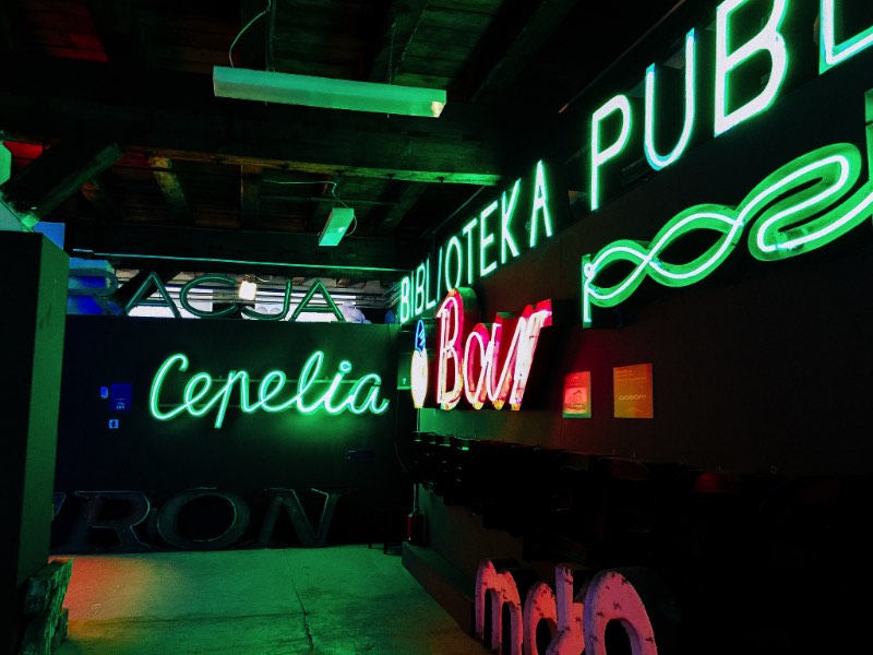 Neon Museum é o nome oficial desse museu dedicado a preservação e documentação do neon que existia pelas ruas da Polônia durante os anos do comunismo e da Guerra Fria. E, você vê que eles estão fazendo isso muito bem quando anda pelos corredores do museum do neon e aprende sobre onde essas sinalizações existiam, quando elas apareceram por lá e muito mais da história de cada uma das peças.