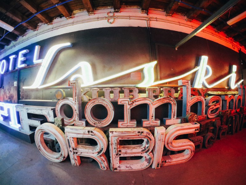 Neon Museum é o nome oficial desse museu dedicado a preservação e documentação do neon que existia pelas ruas da Polônia durante os anos do comunismo e da Guerra Fria. E, você vê que eles estão fazendo isso muito bem quando anda pelos corredores do museum do neon e aprende sobre onde essas sinalizações existiam, quando elas apareceram por lá e muito mais da história de cada uma das peças.