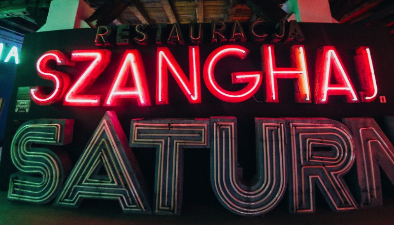 Neon Museum é o nome oficial desse museu dedicado a preservação e documentação do neon que existia pelas ruas da Polônia durante os anos do comunismo e da Guerra Fria. E, você vê que eles estão fazendo isso muito bem quando anda pelos corredores do museum do neon e aprende sobre onde essas sinalizações existiam, quando elas apareceram por lá e muito mais da história de cada uma das peças.