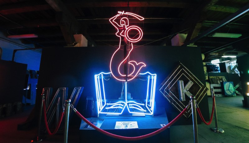 Neon Museum é o nome oficial desse museu dedicado a preservação e documentação do neon que existia pelas ruas da Polônia durante os anos do comunismo e da Guerra Fria. E, você vê que eles estão fazendo isso muito bem quando anda pelos corredores do museum do neon e aprende sobre onde essas sinalizações existiam, quando elas apareceram por lá e muito mais da história de cada uma das peças.