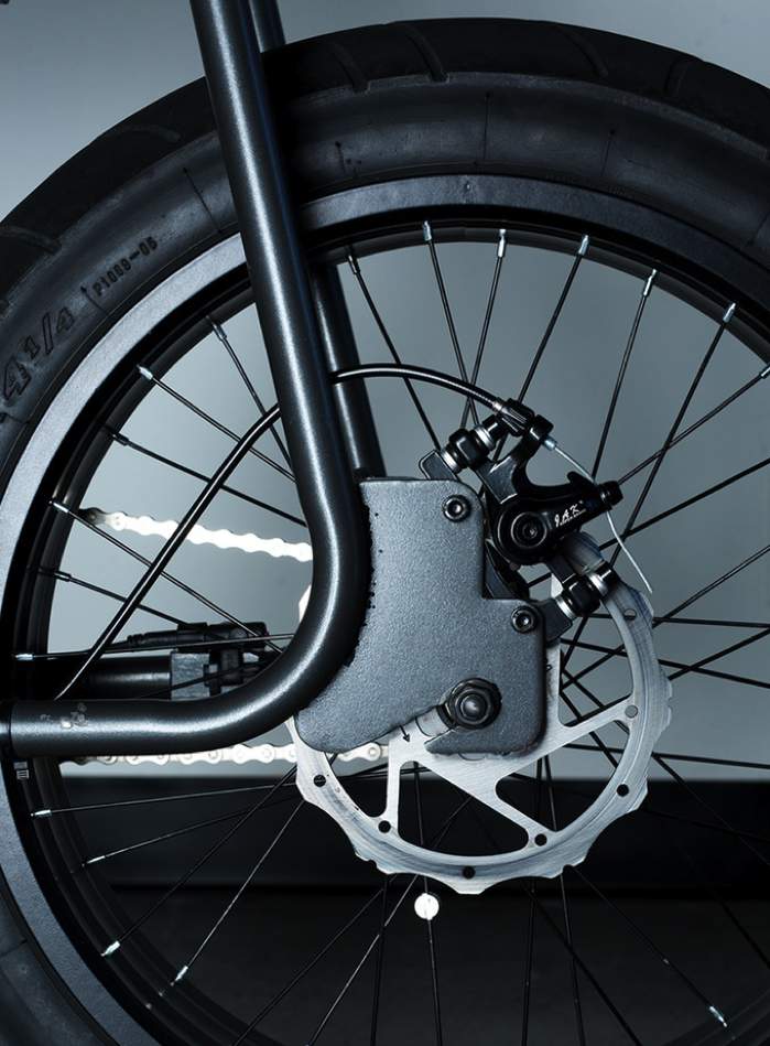 Não sei se é o visual que mais me chamou a atenção na bicicleta elétrica criada pela Lithium Cycles ou se foi a velocidade e duração da bateria deles. Mas, sei que algo bateu mais forte dentro de mim depois que vi o vídeo de apresentação que eles colocaram no kickstarter para a nova e-bike Super 73.