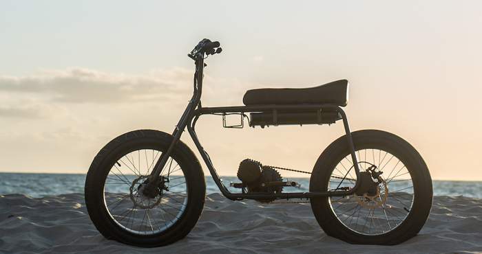 Não sei se é o visual que mais me chamou a atenção na bicicleta elétrica criada pela Lithium Cycles ou se foi a velocidade e duração da bateria deles. Mas, sei que algo bateu mais forte dentro de mim depois que vi o vídeo de apresentação que eles colocaram no kickstarter para a nova e-bike Super 73.