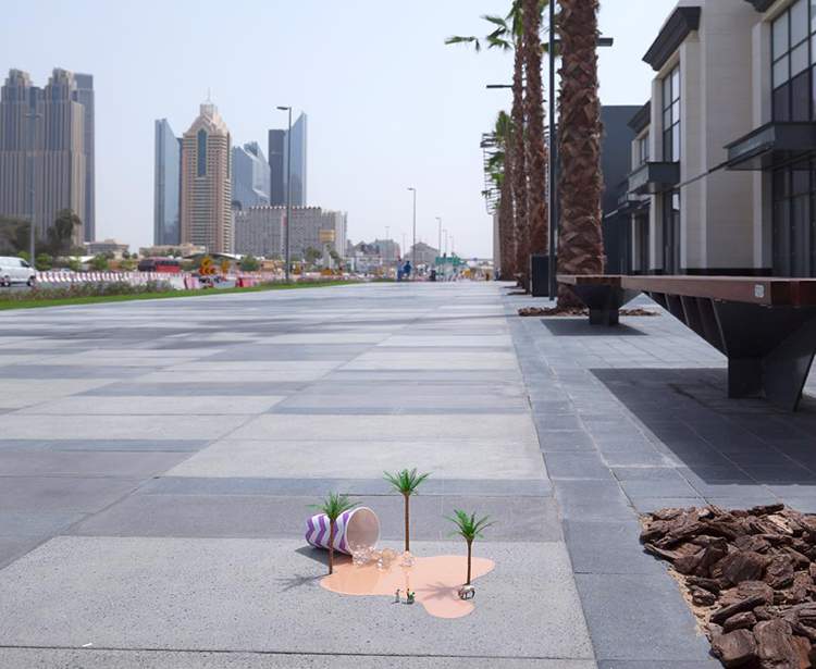 Dubai Walls é o nome do primeiro festival de arte urbana que aconteceu nos Emirados Árabes Unidos. Para que o festival funcionasse da melhor forma possível, a equipe do evento convidou alguns artistas de rua para criar obras para ser exibidas pela cidade. O artista britânico Slinkachu foi um desses artistas convidados e ele acabou com dez pequenas instalações pelas ruas de Dubai.