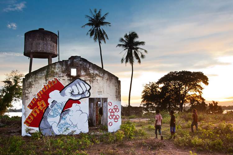 Chifumi Krohom é o nome de um artista de rua francês que mora no Camboja há, pelo menos, uns três anos. Seu nome é inspirado no jogo pedra, papel e tesoura e quer misturar um pouco de simbolismo, bom humor e sincretismo. É lá do Sudeste Asiático que ele cria intervenções urbanas inspiradas pelo passado do país. Vários dos elementos que você vai poder ver nos murais que ele espalha pelo Camboja usam de padrões gráficos vistos em templos como os de Angkor Wat, outros elementos visuais são inspirados nas pagodas sagradas de Phnom Penh e outros vem dos lenços de seda que ele costuma encontrar nos mercados locais. 