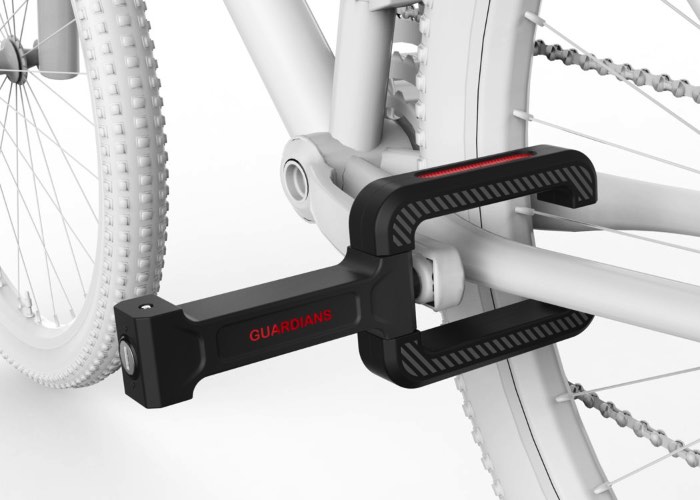 O Bicycle Guardians funciona de forma simples. O pedal da sua bicicleta tem o mesmo visual de antes mas, agora, ele tem uma parte que roda sobre um eixo e que vira em direção a estrutura da bicicleta e serve como uma trava naquele local, segurando o pedal na estrutura e na roda da bicicleta. A única coisa que muda no formato do pedal é a presença de uma fechadura. Só isso. 