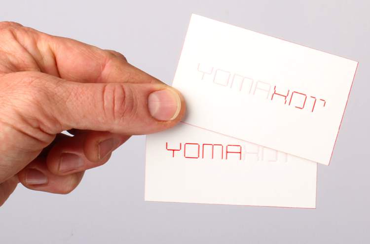 Kobi Benezri é um designer gráfico com um portfólio bem clássico, repleto de belos projetos de conteúdo editorial e com uma tipografia sofisticada. Ele estudou design gráfico da Bezalel Academy of Arts and Design de Jerusalem e ainda estudou no Cooper Union School of Art em Nova Iorque. Esses estudos acabaram o levando a trabalhar na I.D. Magazine, a famosa revista internacional de design. Isso tudo foi em 2003 e, no ano seguinte, ele já era um dos diretores de arte da revista. Durante seu tempo trabalhando na revista I.D., Kobi Benezri trabalhou no redesign da revista junto com o Nico Schweizer.