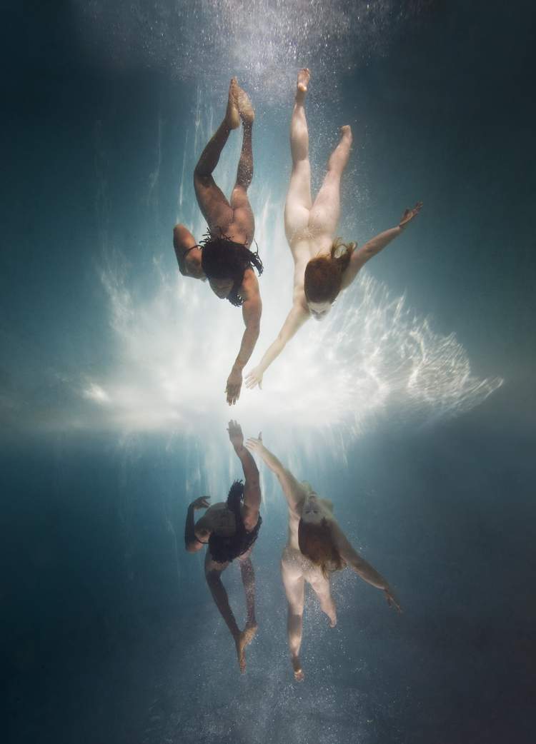 Nas fotos de Ed Freeman você consegue enxergar como ele usa do corpo humano na água para explorar paixão, sensualidade, movimento e sexualidade. Todos esses temas familiares a humanidade acabam sendo distorcidos um pouco pelo fato de serem apresentados de uma forma sub aquática. É assim que o fotógrafo consegue abrir seu trabalho para as nossas interpretações do que ele está fazendo. Abrindo espaço para enxergamos nossas fantasias e sonhos em seu trabalho.