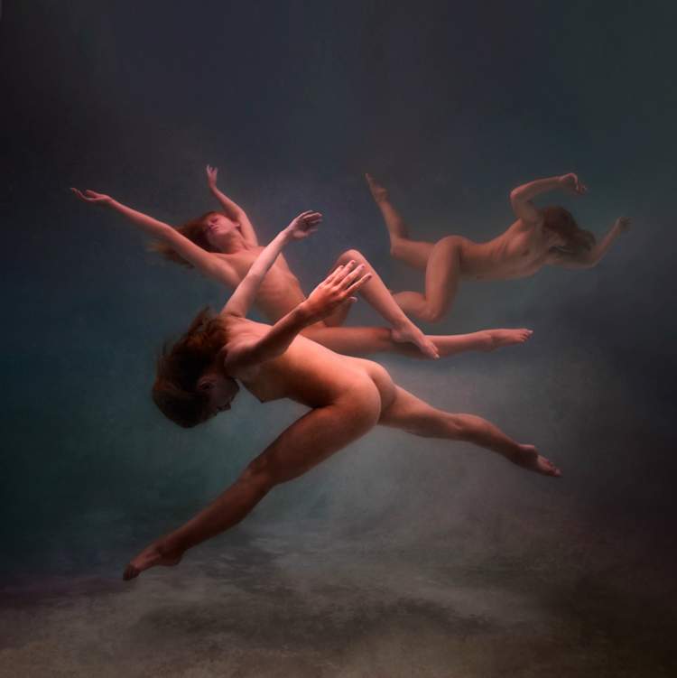 Nas fotos de Ed Freeman você consegue enxergar como ele usa do corpo humano na água para explorar paixão, sensualidade, movimento e sexualidade. Todos esses temas familiares a humanidade acabam sendo distorcidos um pouco pelo fato de serem apresentados de uma forma sub aquática. É assim que o fotógrafo consegue abrir seu trabalho para as nossas interpretações do que ele está fazendo. Abrindo espaço para enxergamos nossas fantasias e sonhos em seu trabalho.
