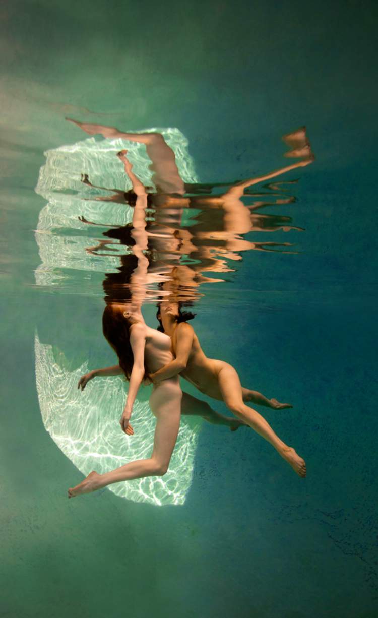 Nas fotos de Ed Freeman você consegue enxergar como ele usa do corpo humano na água para explorar paixão, sensualidade, movimento e sexualidade. Todos esses temas familiares a humanidade acabam sendo distorcidos um pouco pelo fato de serem apresentados de uma forma sub aquática. É assim que o fotógrafo consegue abrir seu trabalho para as nossas interpretações do que ele está fazendo. Abrindo espaço para enxergamos nossas fantasias e sonhos em seu trabalho.