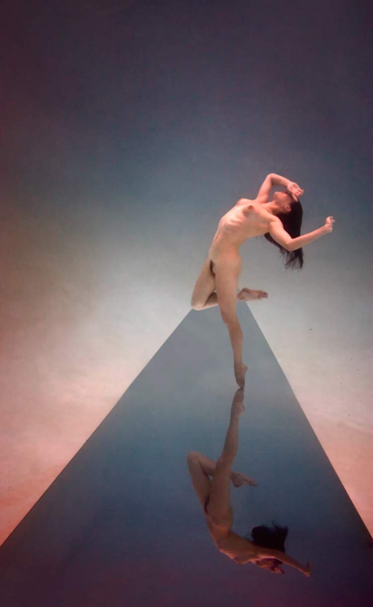 Nas fotos de Ed Freeman você consegue enxergar como ele usa do corpo humano na água para explorar paixão, sensualidade, movimento e sexualidade. Todos esses temas familiares a humanidade acabam sendo distorcidos um pouco pelo fato de serem apresentados de uma forma sub aquática. É assim que o fotógrafo consegue abrir seu trabalho para as nossas interpretações do que ele está fazendo. Abrindo espaço para enxergamos nossas fantasias e sonhos em seu trabalho.