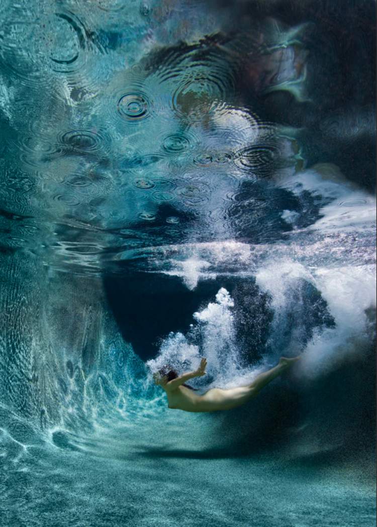 Nas fotos de Ed Freeman você consegue enxergar como ele usa do corpo humano na água para explorar paixão, sensualidade, movimento e sexualidade. Todos esses temas familiares a humanidade acabam sendo distorcidos um pouco pelo fato de serem apresentados de uma forma sub aquática. É assim que o fotógrafo consegue abrir seu trabalho para as nossas interpretações do que ele está fazendo. Abrindo espaço para enxergamos nossas fantasias e sonhos em seu trabalho.