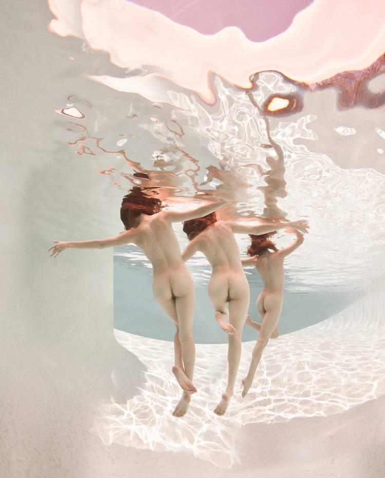 Nas fotos de Ed Freeman você consegue enxergar como ele usa do corpo humano na água para explorar paixão, sensualidade, movimento e sexualidade. Todos esses temas familiares a humanidade acabam sendo distorcidos um pouco pelo fato de serem apresentados de uma forma sub aquática. É assim que o fotógrafo consegue abrir seu trabalho para as nossas interpretações do que ele está fazendo. Abrindo espaço para enxergamos nossas fantasias e sonhos em seu trabalho.