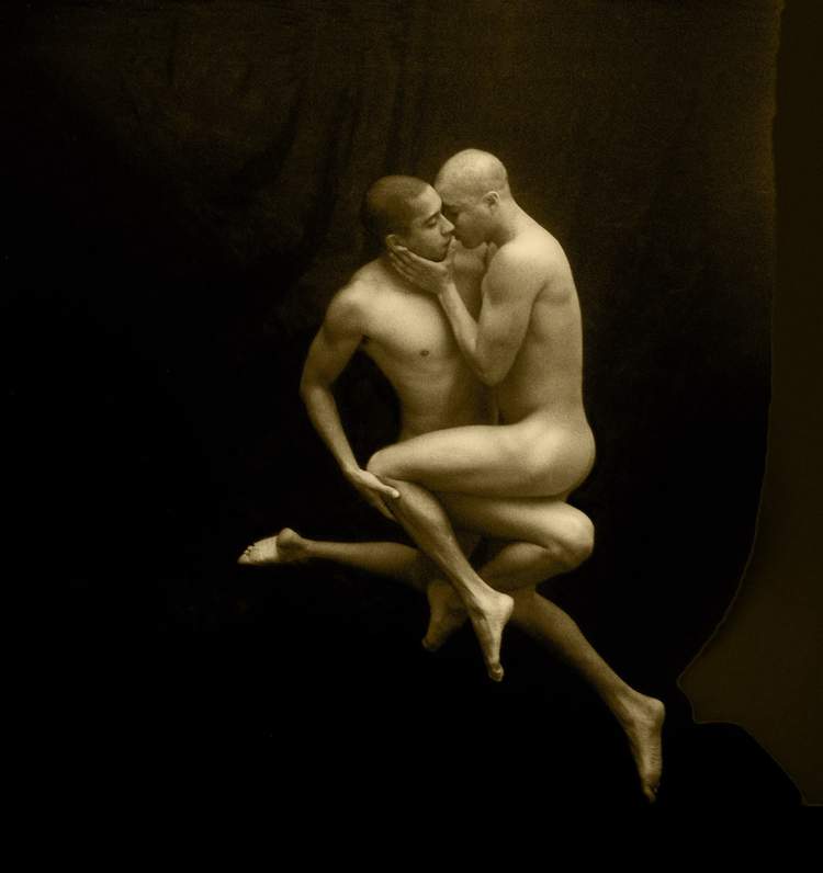Nas fotos de Ed Freeman você consegue enxergar como ele usa do corpo humano na água para explorar paixão, sensualidade, movimento e sexualidade. Todos esses temas familiares a humanidade acabam sendo distorcidos um pouco pelo fato de serem apresentados de uma forma sub aquática. É assim que o fotógrafo consegue abrir seu trabalho para as nossas interpretações do que ele está fazendo. Abrindo espaço para enxergamos nossas fantasias e sonhos em seu trabalho.