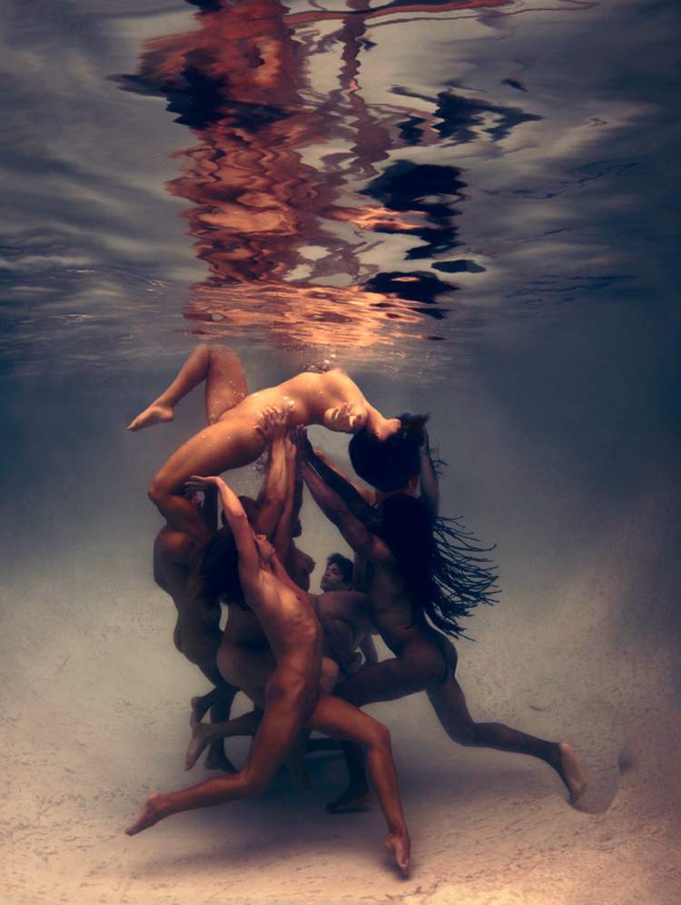 Nas fotos de Ed Freeman você consegue enxergar como ele usa do corpo humano na água para explorar paixão, sensualidade, movimento e sexualidade. Todos esses temas familiares a humanidade acabam sendo distorcidos um pouco pelo fato de serem apresentados de uma forma sub aquática. É assim que o fotógrafo consegue abrir seu trabalho para as nossas interpretações do que ele está fazendo. Abrindo espaço para enxergamos nossas fantasias e sonhos em seu trabalho.