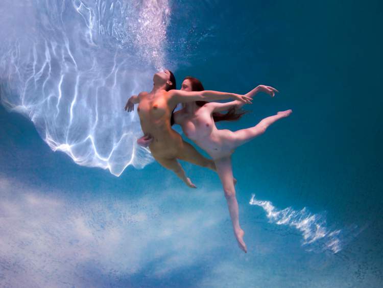 Nas fotos de Ed Freeman você consegue enxergar como ele usa do corpo humano na água para explorar paixão, sensualidade, movimento e sexualidade. Todos esses temas familiares a humanidade acabam sendo distorcidos um pouco pelo fato de serem apresentados de uma forma sub aquática. É assim que o fotógrafo consegue abrir seu trabalho para as nossas interpretações do que ele está fazendo. Abrindo espaço para enxergamos nossas fantasias e sonhos em seu trabalho.