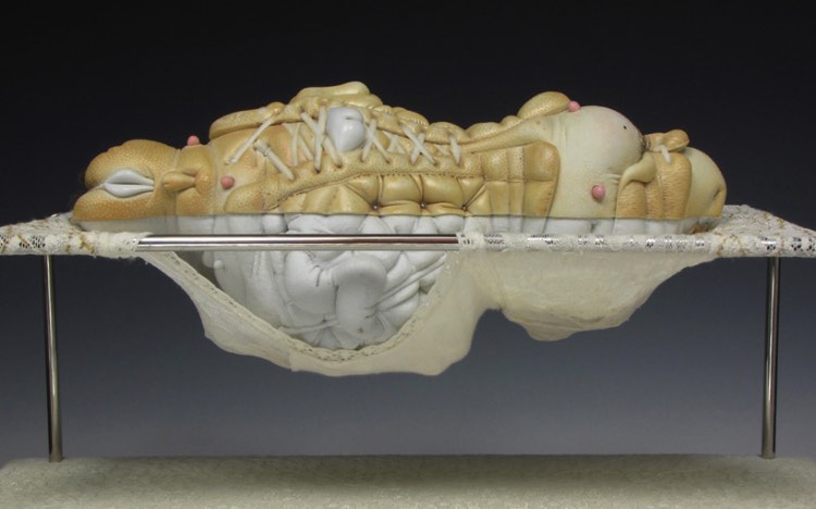 Ao observar a arte criada por Jason Briggs é fácil encontrar traços de referências sexuais que começam como abstratas mas que tomam formas figurativas. Afinal, os pequenos objetos de porcelana criados pelo artista ficam na fronteira entre o pornográfico e o erótico, com pitadas de surrealismo e abstração.