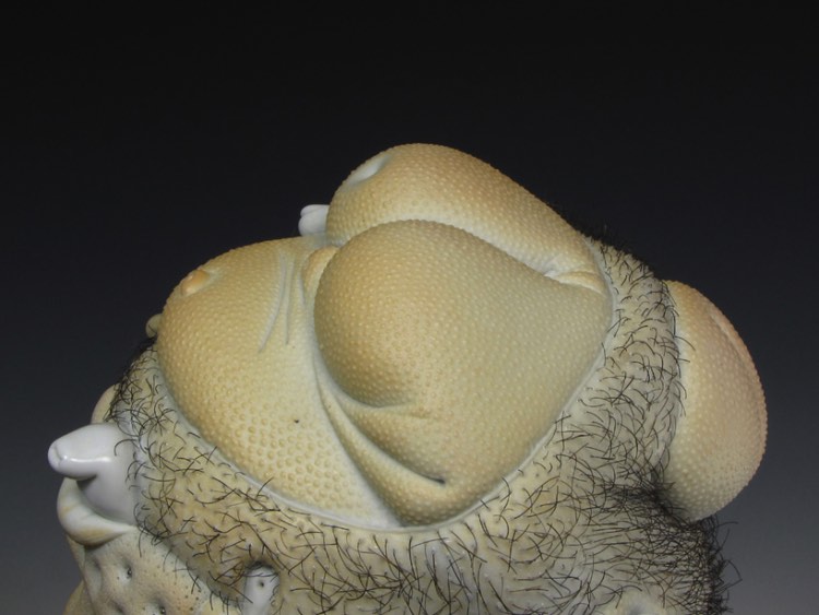 Ao observar a arte criada por Jason Briggs é fácil encontrar traços de referências sexuais que começam como abstratas mas que tomam formas figurativas. Afinal, os pequenos objetos de porcelana criados pelo artista ficam na fronteira entre o pornográfico e o erótico, com pitadas de surrealismo e abstração.