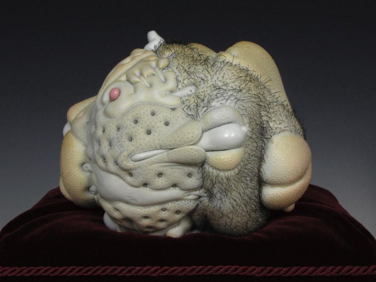 Ao observar a arte criada por Jason Briggs é fácil encontrar traços de referências sexuais que começam como abstratas mas que tomam formas figurativas. Afinal, os pequenos objetos de porcelana criados pelo artista ficam na fronteira entre o pornográfico e o erótico, com pitadas de surrealismo e abstração.