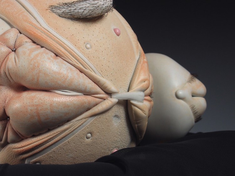 Ao observar a arte criada por Jason Briggs é fácil encontrar traços de referências sexuais que começam como abstratas mas que tomam formas figurativas. Afinal, os pequenos objetos de porcelana criados pelo artista ficam na fronteira entre o pornográfico e o erótico, com pitadas de surrealismo e abstração.